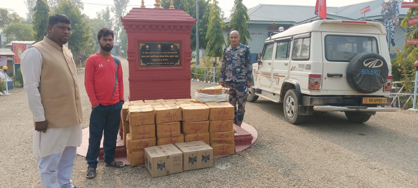 मदिरा बोकेको गाडीसहित दुई भारतीय सशस्त्र प्रहरीको फन्दामा